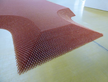 Schütz zeigt mit dem CORMASTER®-Wabenmaterial ein Hightech-Produkt auf der JEC World, das durch seine hervorragende Verarbeitbarkeit in unterschiedlichste Formen gebracht werden kann und sich so für vielfältige Anwendungsfälle eignet. 
Foto: Schütz