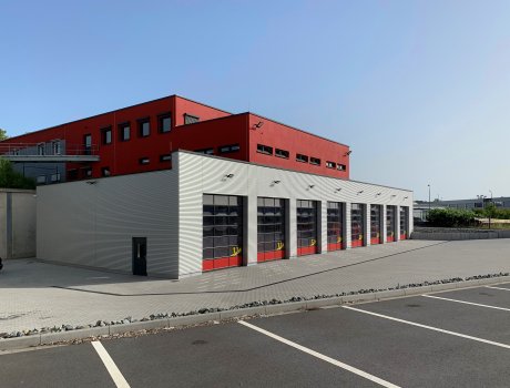 Das Untergeschoss des Feuerwehr-Erweiterungsbaus wurde als Fahrzeughalle geplant. Im Erd- und Obergeschoss sind die Einsatzzentrale, Umkleiden sowie ein großer Schulungsraum untergebracht. 