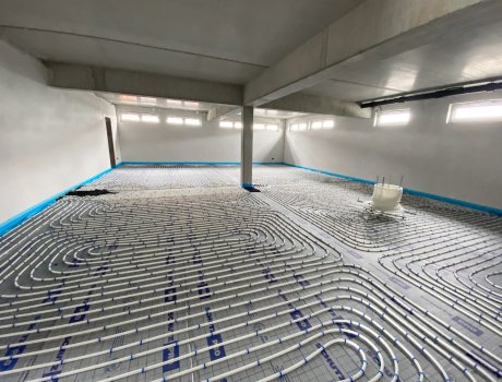Die Flächenheizung von Schütz ist energieeffizient und erzeugt eine großflächige, sanfte Strahlungswärme – ideal für ein angenehmes Klima im Umkleideraum der Feuerwehr.
