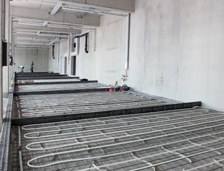 In der Fahrzeughalle der Feuerwehr wurden ca. 570 m² Schütz-Industrieflächenheizung verlegt. Diese arbeitet energiesparend, leise und ist nahezu unsichtbar. 