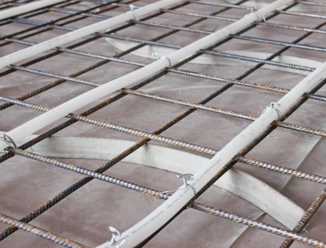 Die PE-Xa System-Heizrohre wurden nach statischer Vorgabe an der unteren Bewehrungsmatte aus Stahl mithilfe von Rohrbindern befestigt. 