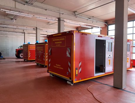 In der fertigen Fahrzeughalle werden u.a. die Abrollbehälter für das Wechselladersystem der Feuerwehr Selters untergebracht. Damit können die Gerätschaften flexibel transportiert und eingesetzt werden. 