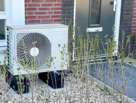 Voraussetzung für einen effizienten Betrieb der Wärmepumpe im Altbau sind eine dichte Dämmung der Gebäudehülle sowie niedrige Vorlauftemperaturen – für die Wärmeverteilung ist die Fußbodenheizung optimal geeignet. 
