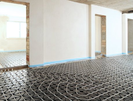 Die Flächenheizsysteme von Schütz Energy Systems (im Bild das Dünnschicht-System R50®) besitzen eine hohe Energieeffizienz und lassen sich auch im Altbau zügig und kostengünstig installieren. 