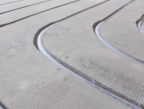 Mit dem Frässystem von Schütz werden die Heizrohrkanäle direkt in den Bestandsestrich gefräst – so kann die Fußbodenheizung ohne zusätzliche Aufbauhöhe installiert werden.