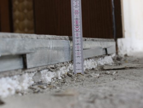 Höhe des Bodens, nachdem der Estrich entfernt wurde. Im Anschluss wurde das Renovierungssystem R50 eingebaut.