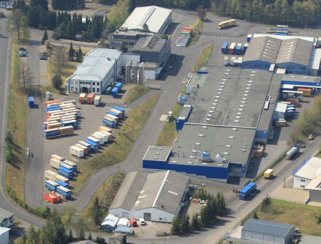 Luftaufnahme des Standorts Ransbach-Baumbach (Westerwald): Schütz Energy Systems erweitert seine Fertigungskapazitäten um zwei neue Rohrfertigungslinien und verdoppelt nahezu sein Polystyrol-Lagerkapazität für die EPS-Produktion.