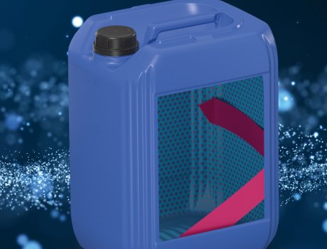 Optionally, the new jerrycans are available with a barrier layer. This layer is applied to the outside and inside of the canisters in a special process and ensures increased solvent resistance as well as higher transport safety and longer shelf life of the contents, depending on the product.
Photo: Schütz