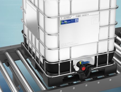 The new plastic frame pallet from Schütz was specially developed for safe and smooth IBC transport on conveyor systems. The pallet is made entirely using Schütz’s own, high-quality recycled material.
Photo: Schütz 