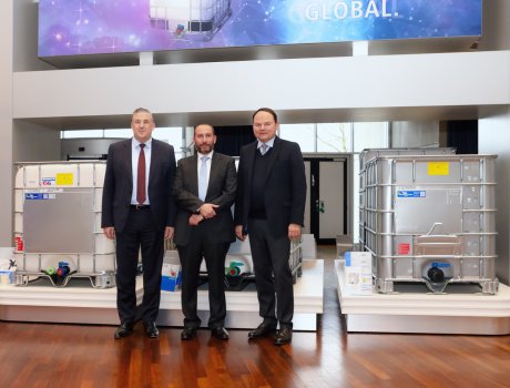 Der Beginn einer Partnerschaft: SCHÜTZ und NPF werden zukünftig die Verpackungsindustrie der Golfregion nachhaltig mitgestalten. 

Im Bild zu sehen: Veit Enders (links), Mitglied der Geschäftsführung bei SCHÜTZ, Shaker al-Taher (Mitte), Chairman von NPF, und Roland Straßburger (rechts), CEO von SCHÜTZ.
Foto: SCHÜTZ

